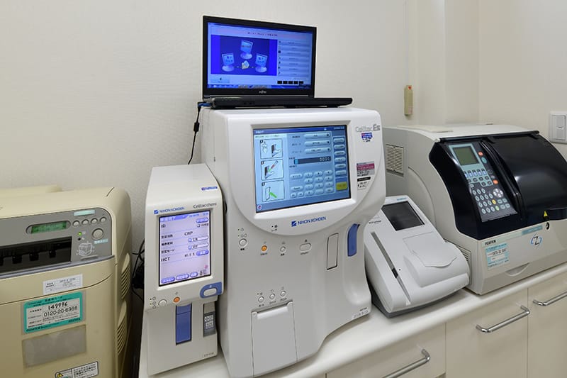 CRP測定器（左）、血球計算機（中央）、HbA1c・尿アルブミン測定器